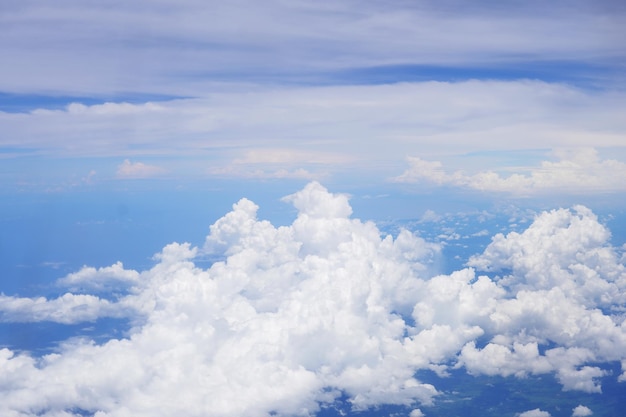 una imagen de un cielo azul y nubes con el océano en el fondo