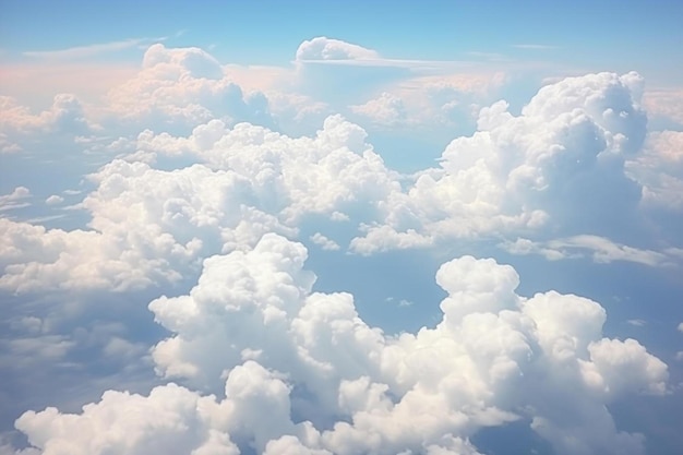 una imagen de un cielo con nubes y el sol brillando a través de él