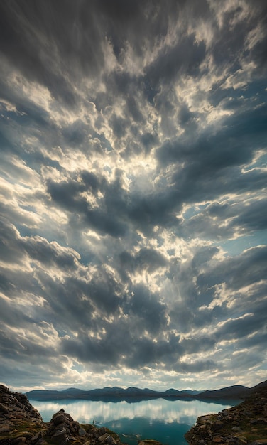 Una imagen de un cielo con nubes y el sol brillando a través de las nubes.