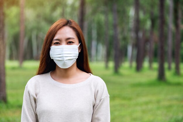 Imagen de cierre de una mujer asiática con mascarilla protectora para el concepto de atención médica