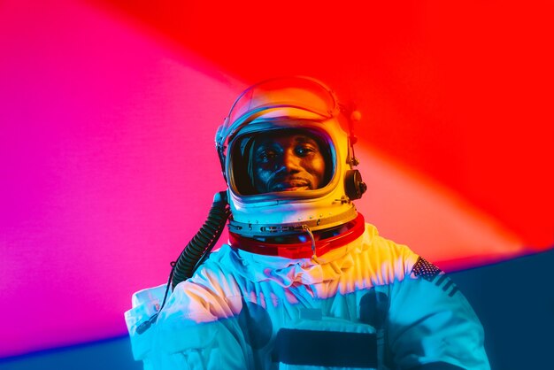 Imagen cinematográfica de un astronauta Colorido retrato de un hombre con traje espacial