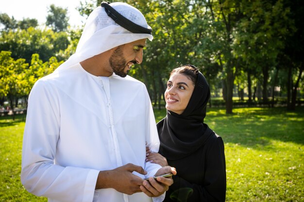 Imagen cinematográfica de una familia de los emiratos pasando tiempo en el parque