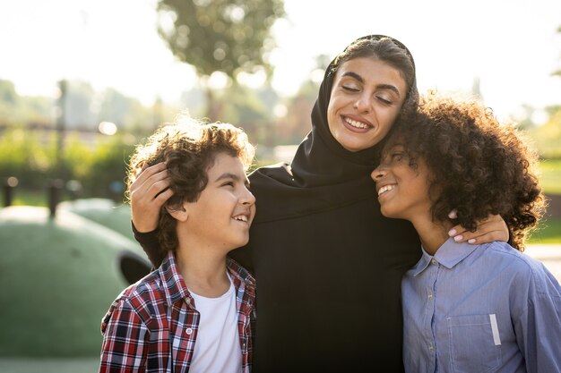 Imagen cinematográfica de una familia jugando en el patio de recreo en Dubai