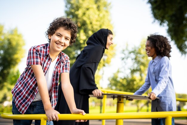 Imagen cinematográfica de una familia jugando en el patio de recreo en Dubai