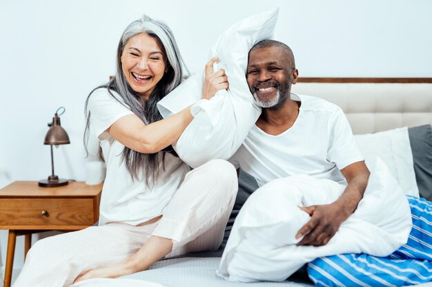 Imagen cinematográfica de una feliz pareja multiétnica de ancianos Momentos de estilo de vida en interiores en el hogar Concepto sobre la antigüedad y las relaciones