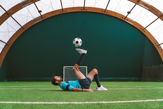 Imagen cinematográfica de un jugador de fútbol de estilo libre haciendo trucos con la pelota