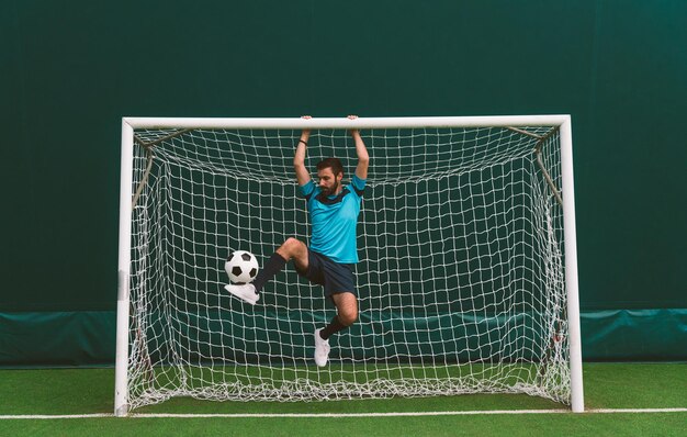 Imagen cinematográfica de un jugador de fútbol de estilo libre haciendo trucos con la pelota