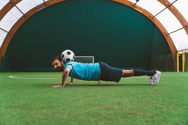 Imagen cinematográfica de un jugador de fútbol de estilo libre haciendo trucos con la pelota