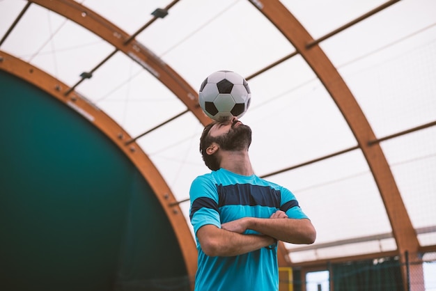 Imagen cinematográfica de un jugador de fútbol de estilo libre haciendo trucos con la pelota