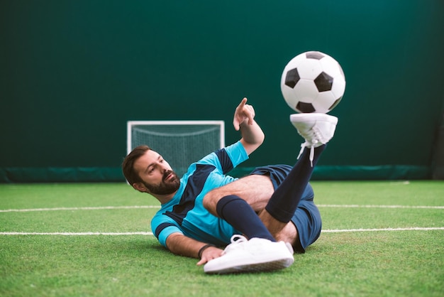 Imagen cinematográfica de un jugador de fútbol de estilo libre haciendo trucos con la pelota