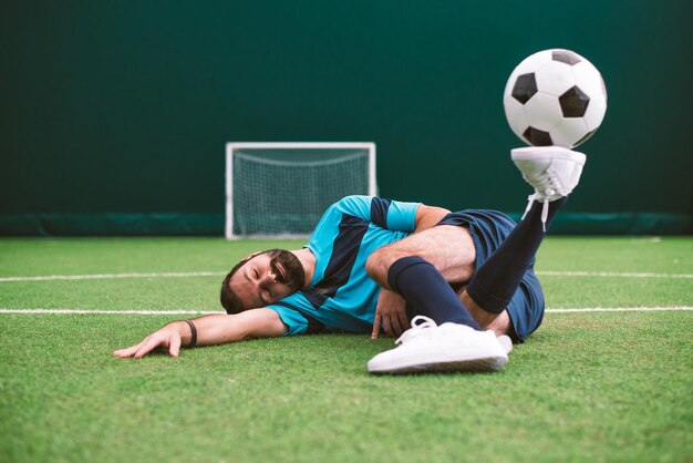 Imagen cinematográfica de un jugador de fútbol de estilo libre haciendo trucos con la pelota