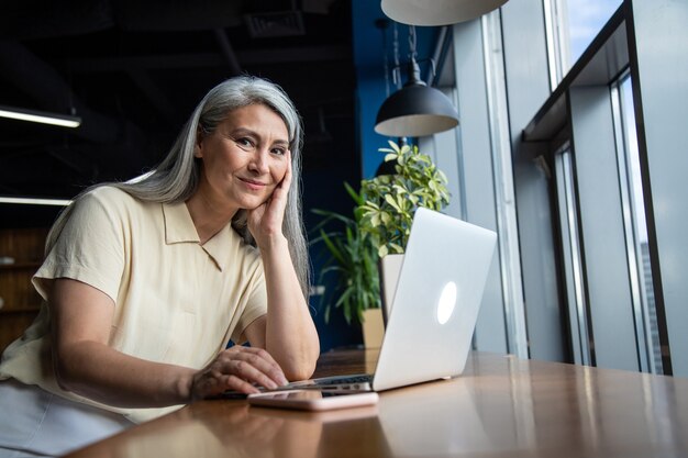 Imagen cinematográfica de una mujer de negocios senior. Retrato, de, un, empleado, en, ella, oficina