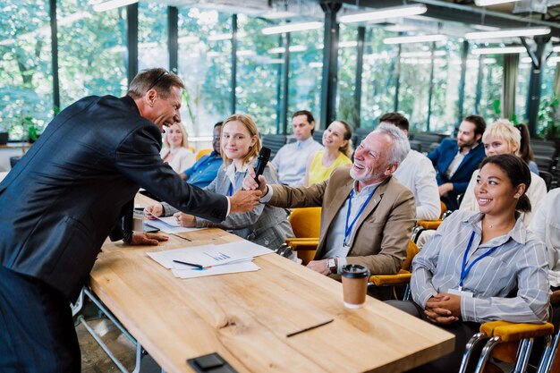 Imagen cinematográfica de una reunión de conferencia