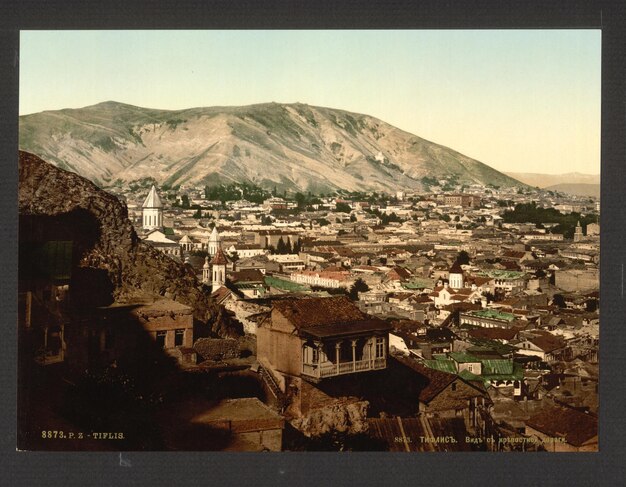 Foto una imagen de una ciudad con una montaña en el fondo