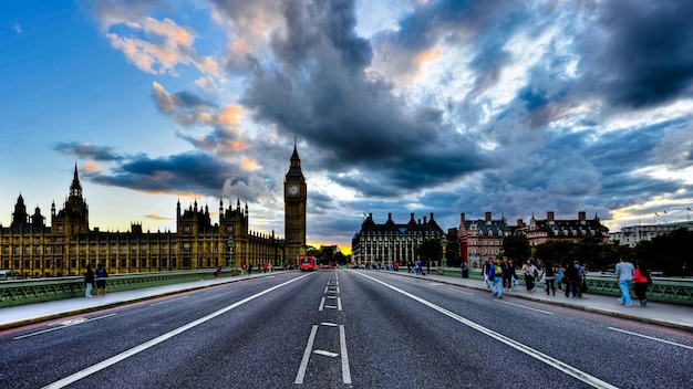 una imagen de una ciudad con una torre del reloj en el fondo