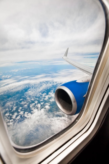 Imagen clásica a través de la ventana del avión hacia el motor a reacción