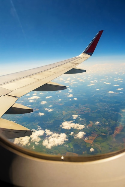 Imagen clásica a través de la ventana del avión en vista de vuelo de ala sobre Rusia