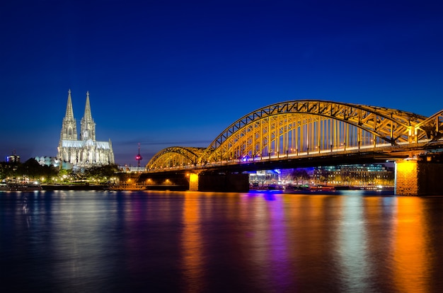 Imagen de Colonia con la catedral de Colonia durante la hora azul crepuscular en Alemania.