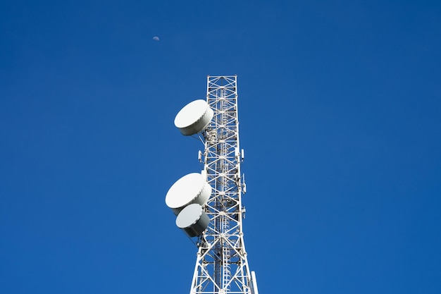 Imagen de columna de onda bajo el cielo azul.