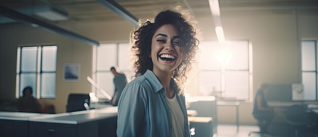 Foto imagen completa del cuerpo de una mujer joven sonriendo en la oficina al estilo de beeple close up tatiana suarez cinestill 50d ar 12554 v 52 job id 717aea75bac94ddc90d175cd95f44f18