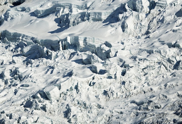Imagen completa de las montañas cubiertas de nieve