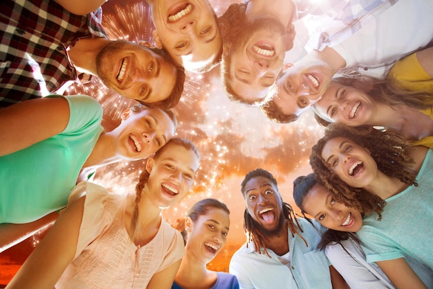 Imagen compuesta de amigos felices en el parque