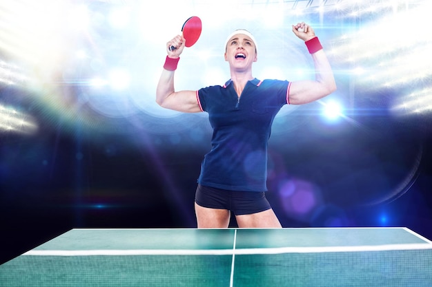 Imagen compuesta de atleta femenina ganando un partido de ping pong