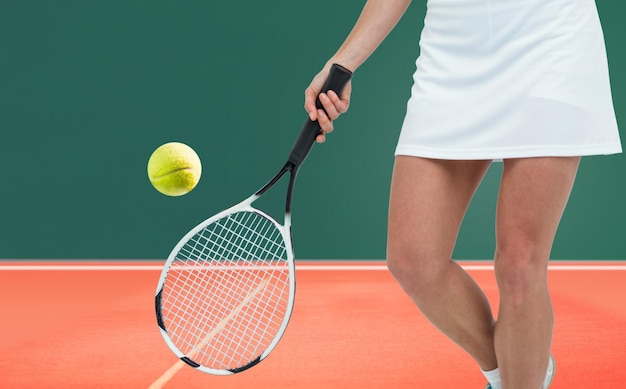 Imagen compuesta de atleta jugando al tenis con una raqueta