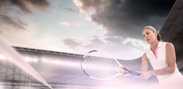 Imagen compuesta de atleta jugando al tenis con una raqueta