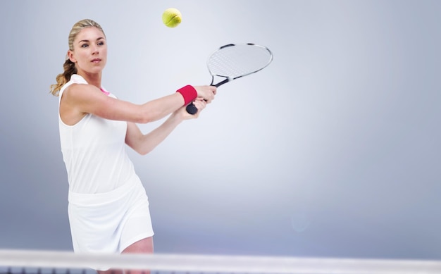 Imagen compuesta de atleta jugando al tenis con una raqueta