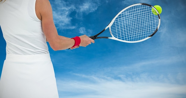 Imagen compuesta de atleta jugando al tenis con una raqueta