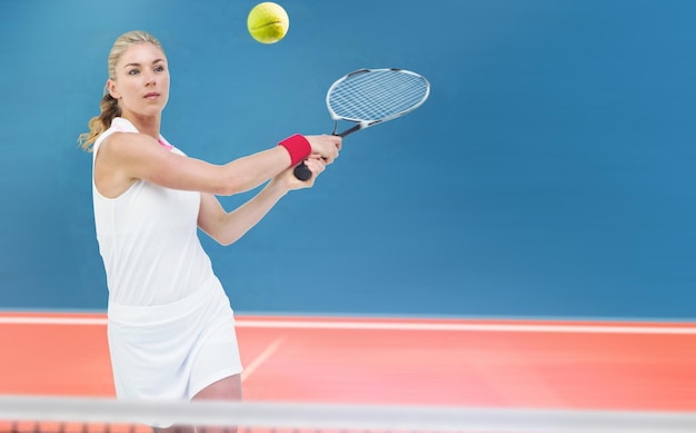 Imagen compuesta de atleta jugando al tenis con una raqueta