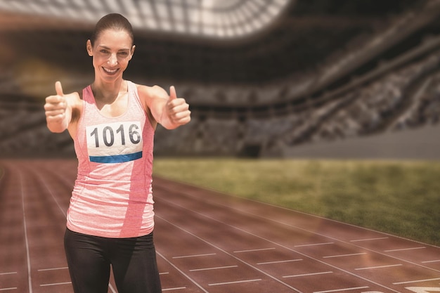 Foto imagen compuesta de atleta mujer sonriendo con los pulgares hacia arriba