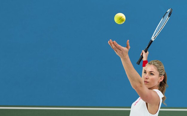 Imagen compuesta de atleta sosteniendo una raqueta de tenis lista para servir