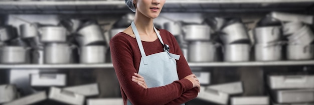 Imagen compuesta de chef femenina de pie con los brazos cruzados.