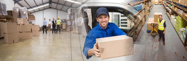 Imagen compuesta de conductor de entrega ofreciendo paquete desde su camioneta