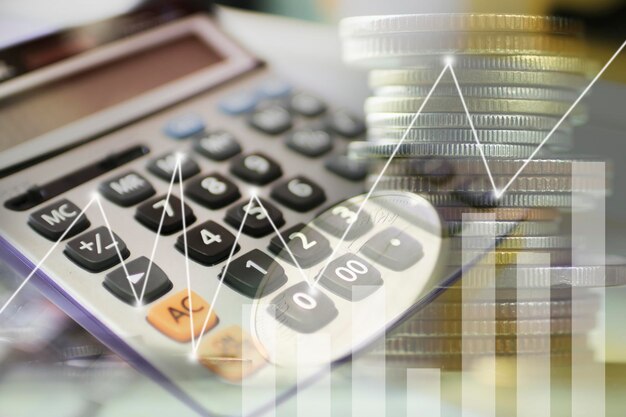 Imagen compuesta digital de calculadora y monedas
