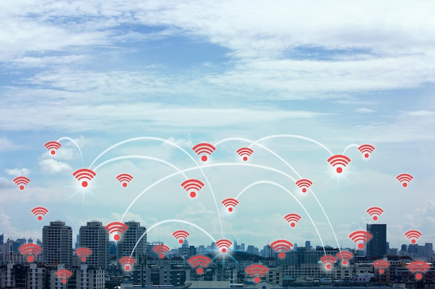 Foto imagen compuesta digital de la ciudad con símbolo wifi cielo nublado