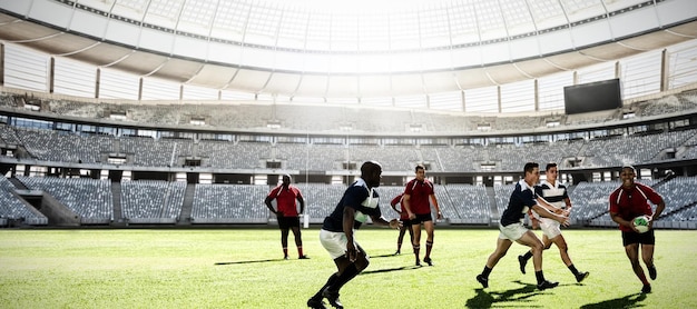 Imagen compuesta digital del equipo de jugadores de rugby jugando al rugby en el estadio deportivo