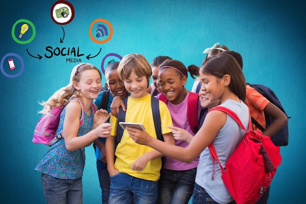 Foto imagen compuesta digital de estudiantes de escuela mirando teléfonos inteligentes con varios iconos contra blue ba