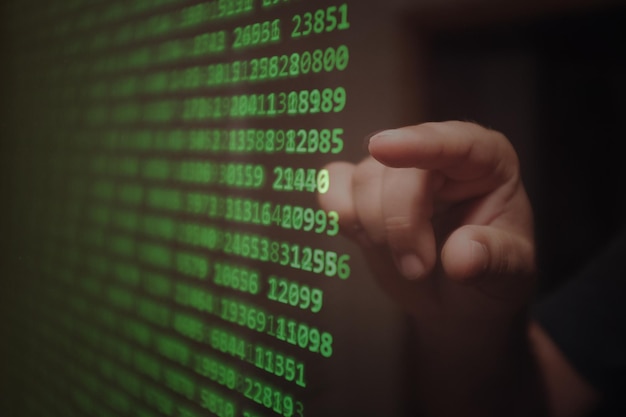 Imagen compuesta digital de gestos de la mano sobre el código de la computadora