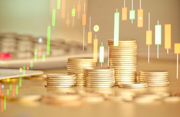 Imagen compuesta digital de gráficos y monedas apiladas