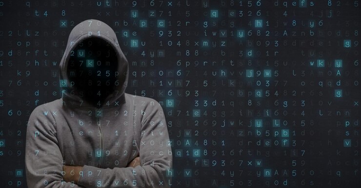 Foto imagen compuesta digital de hacker de pie con los brazos cruzados contra la pantalla