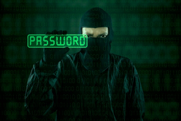 Imagen compuesta digital de un hacker con el texto de la contraseña
