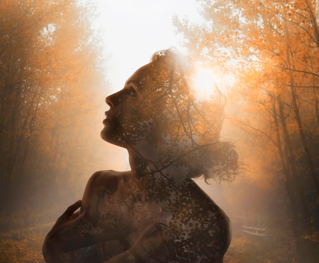Imagen compuesta digital de un hombre y un árbol contra el sol brillante
