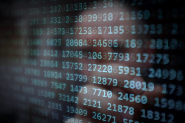 Imagen compuesta digital del hombre y códigos binarios