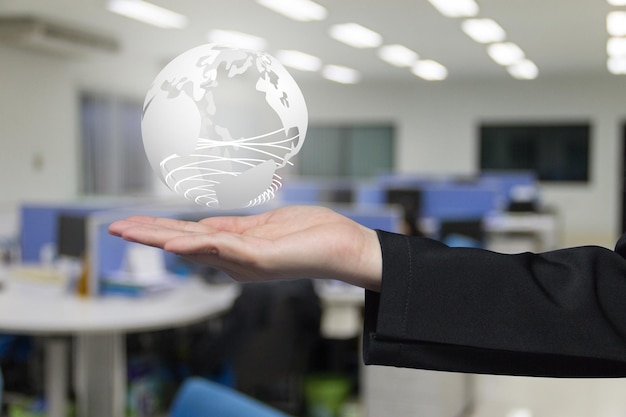 Foto imagen compuesta digital de un hombre de negocios con un mapa en la mano