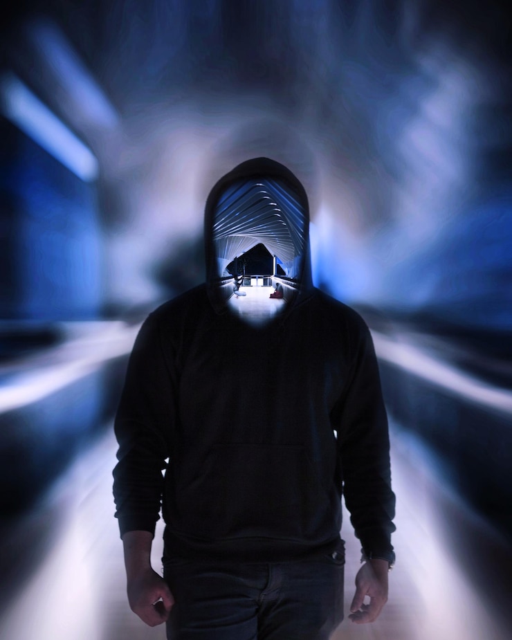 Foto imagen compuesta digital de un hombre de pie en un pasillo iluminado