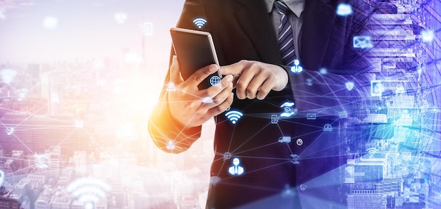 Imagen compuesta digital de un hombre con un teléfono inteligente