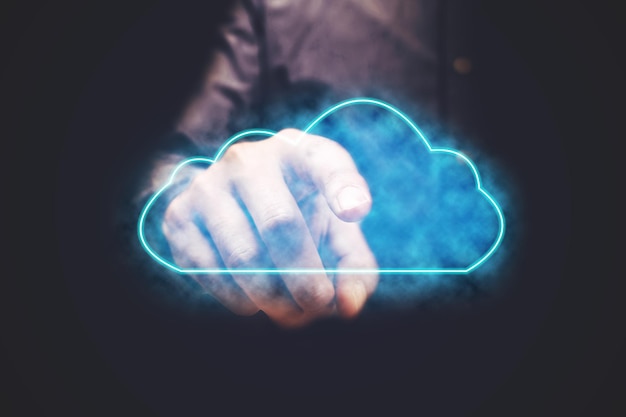 Imagen compuesta digital de un hombre tocando una nube sobre un fondo negro